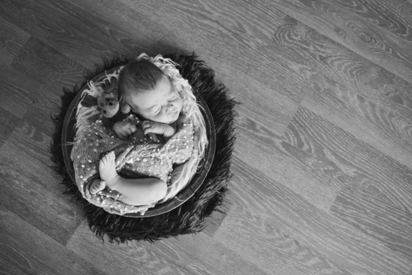 Bebé Recién Nacido Durmiendo Con Muñeca Imitación Bebé Útero Retrato —  Fotos de Stock