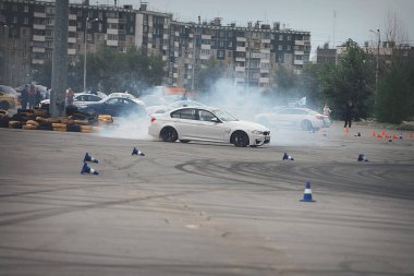 Bmw, Moskova, 1.11.2018: araba modelinin tanıtımı, test pistindeki arabalar, tekerleklerin altındaki toz, yoldaki raylar, yarış, sürüş okulunda sürüş eğitimi