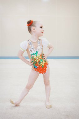 Beyaz arka planda eşofmanlı bir kız. Sağlıklı yaşam tarzı konsepti, spor üniformaları, dünya kupası, spor salonu, özel kıyafetler, üniformalar.