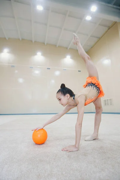 Uma Menina Traje Fazendo Exercícios Com Bola Fundo Branco Conceito — Fotografia de Stock