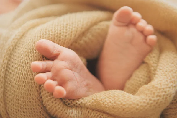 Piedi Del Neonato Concetto Massaggio Alle Gambe Dell Infanzia Assistenza — Foto Stock