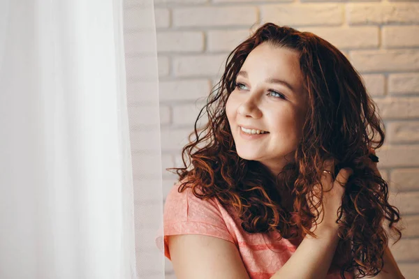 Retrato Uma Mulher Perfil Rosto Coberto Cabelo Conceito Cuidados Com — Fotografia de Stock