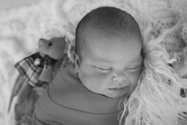 Pasgeboren Baby Slaapt Met Pop Imitatie Van Een Baby Baarmoeder — Stockfoto