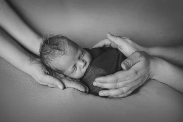 新生儿躺在父母的手上 胎儿在子宫中的模仿 漂亮的小女孩仰卧在床上 爱的表现 保健概念 为人父母 儿童节 科特迪瓦 — 图库照片