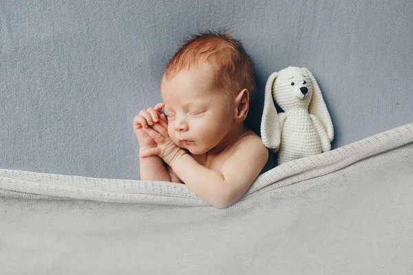 和洋娃娃睡觉的新生儿 模仿子宫里的婴儿 新生儿的肖像 和兔子一起保健概念 为人父母 儿童节 科特迪瓦 — 图库照片