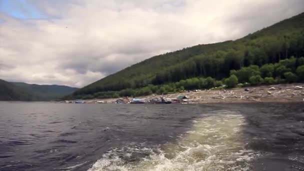 Das Konzept Des Bootsfahrens Der Entspannung Auf See Blaue Wasserspritzer — Stockvideo