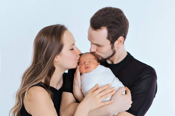 Sağlıklı yaşam tarzı kavramı, çocukların korunması, alışveriş - anne ve babanın kollarında bebek. Kadın ve erkek kucağında çocuk. Beyaz arka planda izole edilmiş. Boşluğu kopyala
