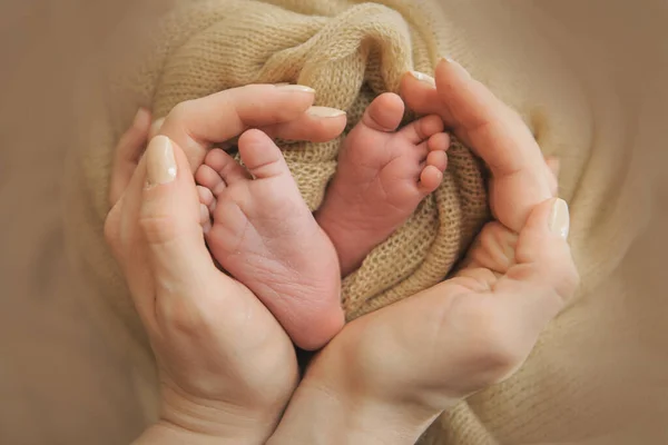 Novorozené Dítě Nohy Matka Drží Novorozené Dítě Nohy Nohy Masáž — Stock fotografie