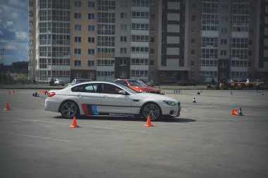 Bmw, Moskova, 1.11.2018: araba modelinin tanıtımı, test pistindeki arabalar, tekerleklerin altındaki toz, yoldaki raylar, yarış, sürüş okulunda sürüş eğitimi