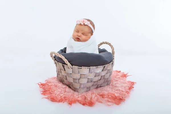 Новорожденный Ребенок Завернутый Одеяло Спящий Корзине Концепция Детства Здравоохранения Эко — стоковое фото