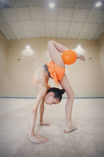 Una Chica Chándal Haciendo Ejercicios Con Pelota Sobre Fondo Blanco —  Fotos de Stock