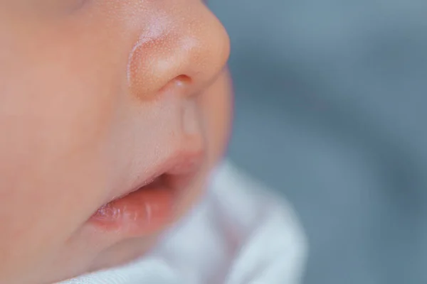 Cara Del Bebé Recién Nacido Cerca Ojos Nariz Labios Concepto — Foto de Stock