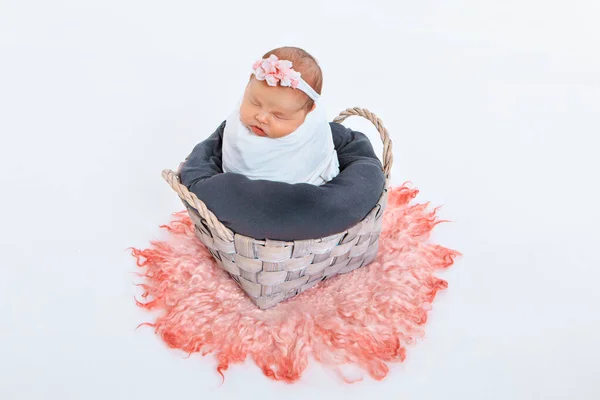 Pasgeboren Baby Verpakt Een Deken Slapen Een Mand Begrip Kindertijd — Stockfoto