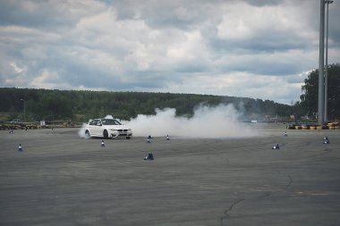 Bmw, Moskova, 1.11.2018: araba modelinin tanıtımı, test pistindeki arabalar, tekerleklerin altındaki toz, yoldaki raylar, yarış, sürüş okulunda sürüş eğitimi