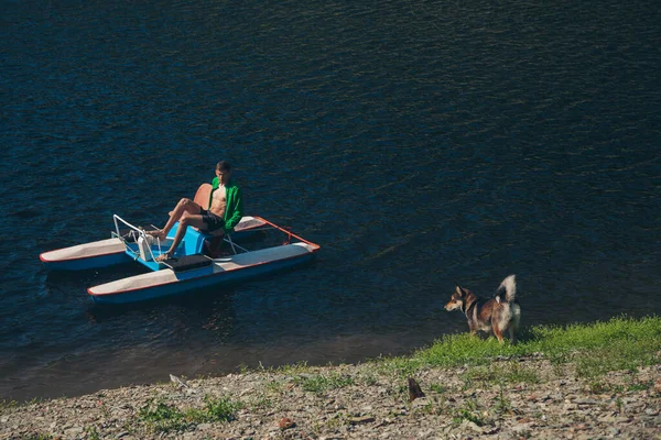 Koncepcja Żeglarstwa Rekreacji Podróży Człowiek Jeździ Katamaranem Żeglarstwo Jeziorze — Zdjęcie stockowe