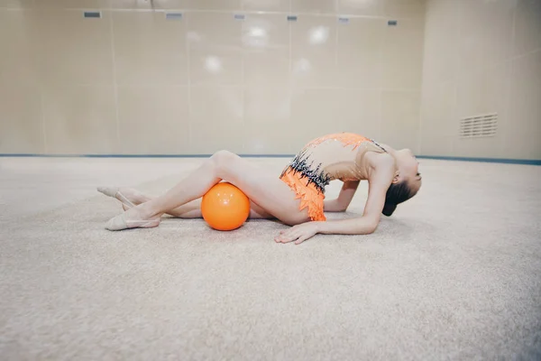 Una Chica Chándal Haciendo Ejercicios Con Pelota Sobre Fondo Blanco —  Fotos de Stock