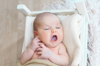 esneyen yeni doğmuş bir bebeğin portresi. burun ve dudaklar kapanır. Sağlık kavramı: Ent organları, dudaklar, ağız boşluğu, Ivf hastalıkları