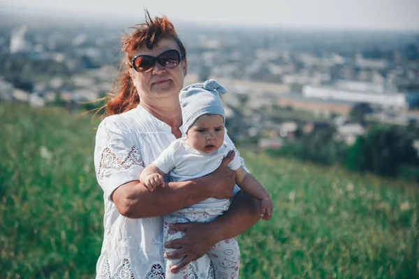 Dívka Volných Šatech Volnými Vlasy Procházky Louce Vesnické Domy Les — Stock fotografie