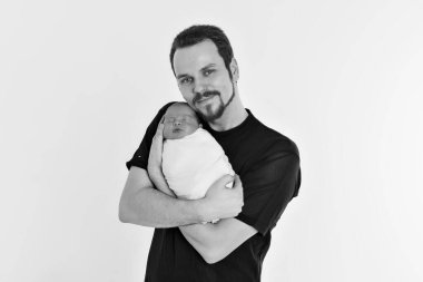 Hastaneden çıkarıldı. Genç bir baba çocuğunu kollarına alır. Bir babadan küçük çocuklar yetiştirmek, mutlu bir çocukluk, dostane bir aile.