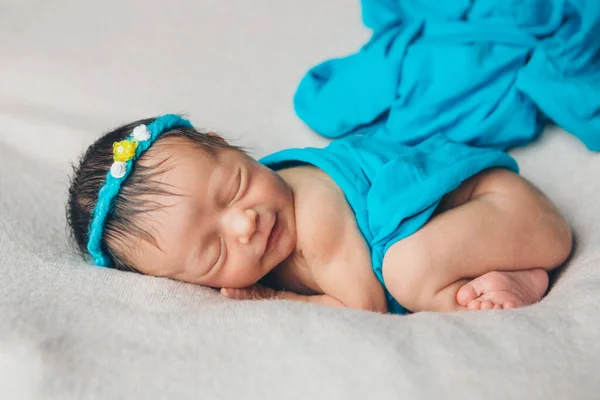 Retrato Bebé Recién Nacido Dormido Una Diadema Con Flor Concepto —  Fotos de Stock