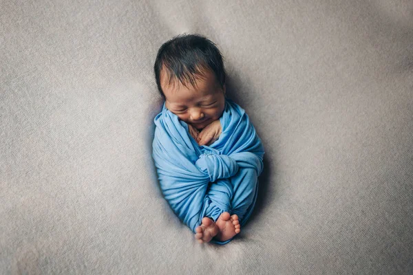 Concept Healthy Lifestyle Ivf Newborn Baby Sleeps Blanket Copy Space — Stock Photo, Image