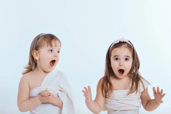 Duas Meninas Com Boca Bem Aberta Sobre Fundo Branco Crianças — Fotografia de Stock