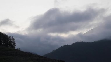 hava gözlem kavramı, meteoroloji - dağlarda bulutların oluşumu. havadan görünüm zaman atlamalı. hızlı çekim