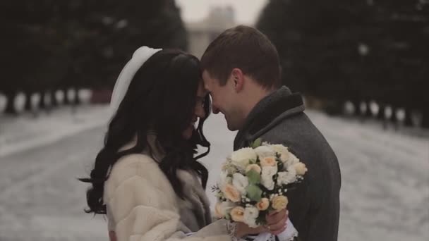 一对相爱的夫妇拥抱在一起 一个男人和一个女人互相看着对方的眼睛 新娘和新郎在情人节亲吻 二月十四日 — 图库视频影像