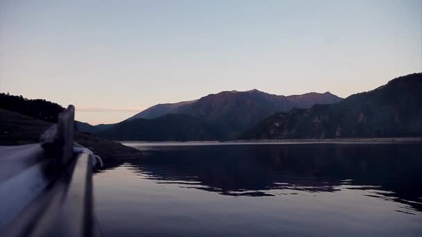 Conceito Passeios Barco Recreação Viagem Salpicos Água Azul Rio Montanhas — Vídeo de Stock