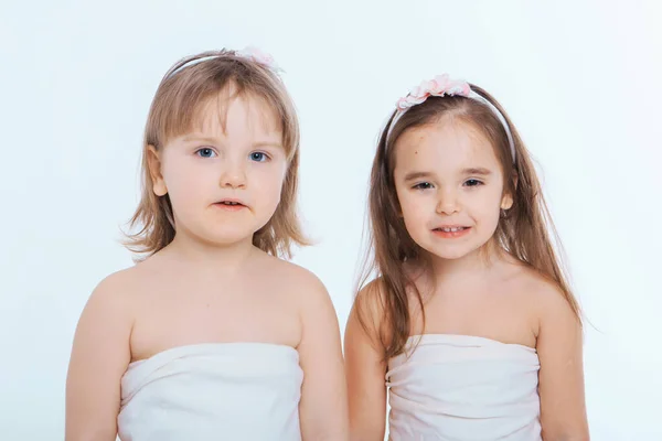Küçük Kızlar Beyaz Bir Arka Plana Karşı Suratlarını Ekşitiyor Çocuklar — Stok fotoğraf