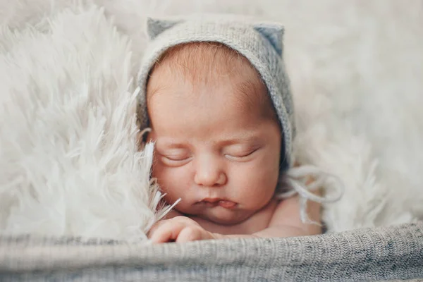 Nouveau Dans Chapeau Tricoté Avec Des Oreilles Imitation Bébé Dans — Photo