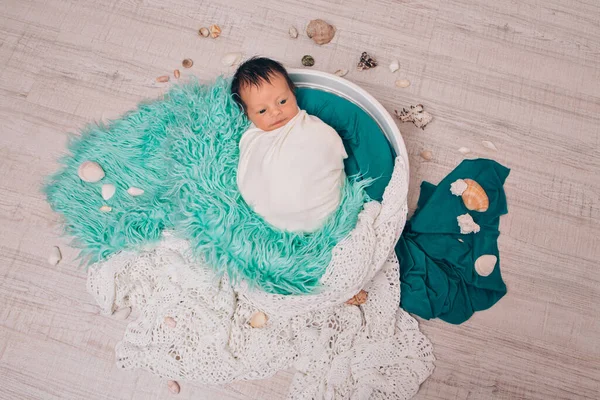 Een Pasgeboren Baby Ligt Een Mand Blauwe Witte Stof Schelpen — Stockfoto