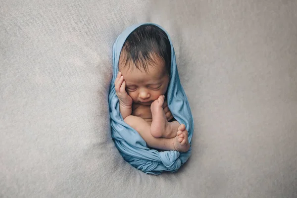 Conceito Estilo Vida Saudável Ivf Bebê Recém Nascido Dorme Sob — Fotografia de Stock