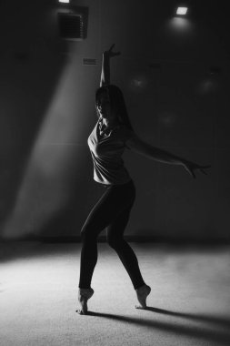 Beyaz arka planda eşofmanlı bir kız. Sağlıklı yaşam tarzı konsepti, spor üniformaları, dünya kupası, spor salonu, özel kıyafetler, üniformalar.