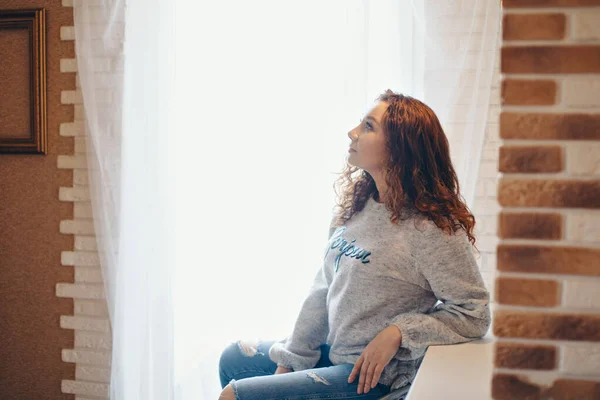 Una Donna Alla Finestra Ragazza Che Guarda Fuori Concetto Stile — Foto Stock