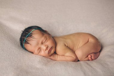 Çıplak bebek yalan söylüyor. Rahimdeki bebeğin taklidi. Güzel küçük kız sırt üstü uyuyor. Aşkın dışavurumu. Sağlık konsepti, ebeveynlik, çocuk günü, ilaç, tüp bebek.