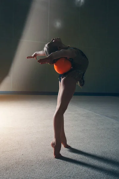 Uma Menina Traje Fazendo Exercícios Com Bola Fundo Branco Conceito — Fotografia de Stock