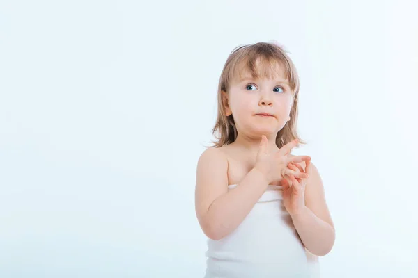 Uma Menina Sorri Contra Fundo Branco Criança Está Tramar Alguma — Fotografia de Stock