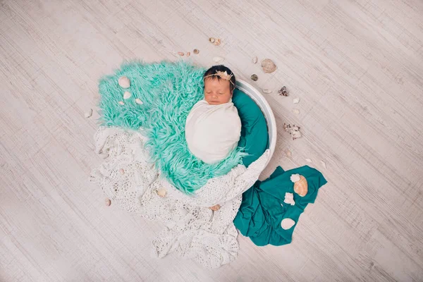 Новорожденный Ребенок Лежит Корзине Голубая Белая Ткань Раковины Полу Концепция — стоковое фото