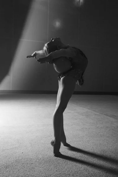 Uma Menina Traje Fazendo Exercícios Com Bola Fundo Branco Conceito — Fotografia de Stock