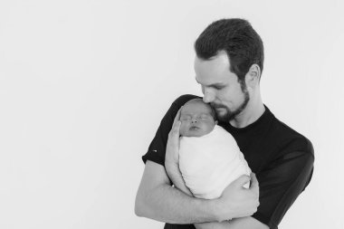 Hastaneden çıkarıldı. Genç bir baba çocuğunu kollarına alır. Bir babadan küçük çocuklar yetiştirmek, mutlu bir çocukluk, dostane bir aile.