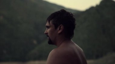 Islak bir adamın portresi. Damlalar yüzüme damlıyor. Sıkı çalışmadan sonra mutlu bir insan. Güç egzersizleri, kilo verme, bronzlaşma, yüzme, banyo sonrası vücut buharı, yorgunluk.