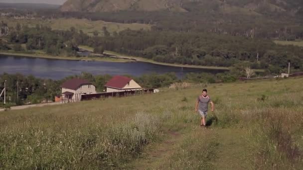 Egy Férfi Hátizsákkal Vállán Sétál Réten Turista Úton Van Falusi — Stock videók