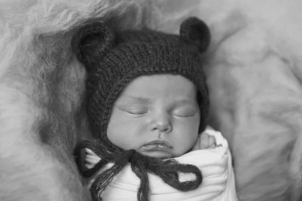戴着一顶有耳朵的针织帽子的新生儿 模仿子宫里的婴儿 一个新生儿的画像 养育子女 儿童节 体外受精 时尚等概念 — 图库照片