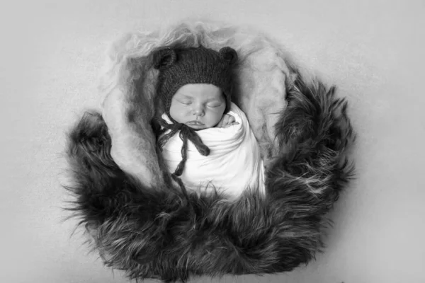 Новорожденный Ребенок Вязаной Шляпе Ушами Имитация Младенца Утробе Матери Портрет — стоковое фото