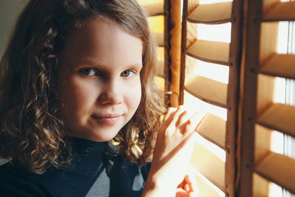Mädchen Fenster Kind Aufgepasst Lebensstilkonzept Urlaub — Stockfoto