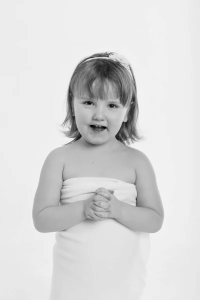 Una Niña Pequeña Hace Muecas Sobre Fondo Blanco Niño Está —  Fotos de Stock