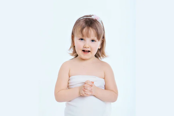 Una Bambina Smorfia Uno Sfondo Bianco Bambino Sta Tramando Qualcosa — Foto Stock