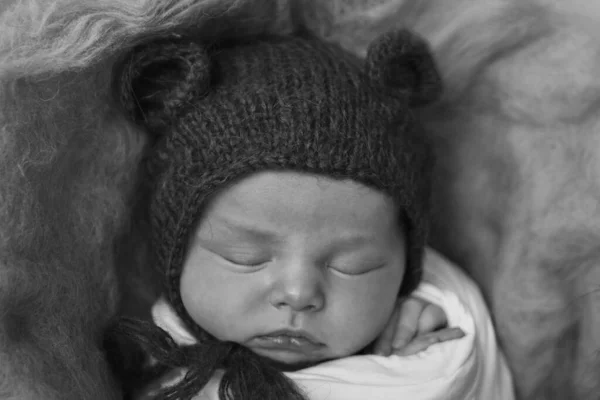 戴着一顶有耳朵的针织帽子的新生儿 模仿子宫里的婴儿 一个新生儿的画像 养育子女 儿童节 体外受精 时尚等概念 — 图库照片