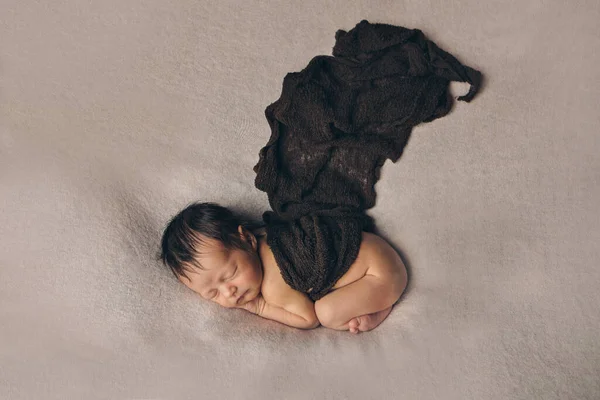 Koncept Zdravého Životního Stylu Ivf Novorozeně Spí Pod Přikrývkou Kopírovat — Stock fotografie